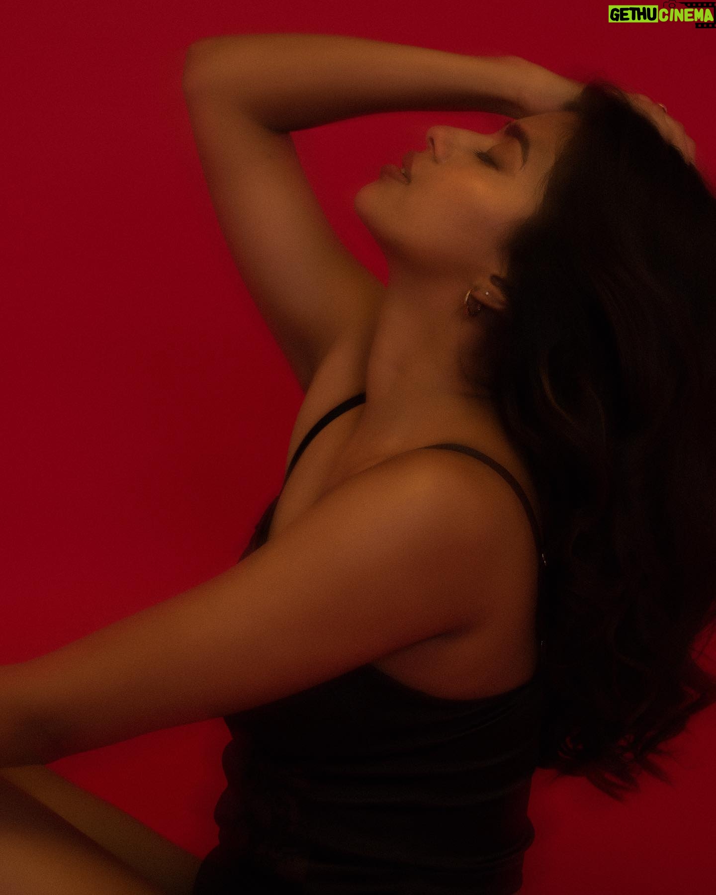 Vinsu Rachel Sam - 30.9K Likes - Paid shoots are cool and all, but a bunch of artists getting together to let their creativity overtake them - that’s something else.
Loved doing this with the popular duo - @balakumaran.19 @deekshitanikkam 🌹
MUAH @teamdiamondartistry
.
.
#photography #photoshoot #blackandred #creative #beautyshots #styling