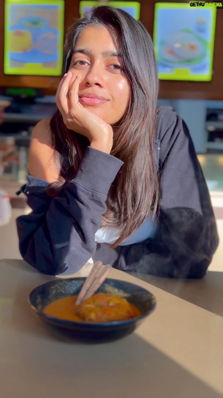 Vinsu Rachel Sam - 13K Likes - Too used to professional awesome photographers and friends with awesome photography skills to understand how to work with amateurs like the one who took this video - instead of clicking photos from the multiple poses I gave.
I think you should tag the worst photo-taker person of your life here 😌