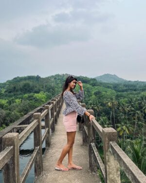 Vinsu Rachel Sam Instagram - Swipe left for a hawt-er pose 
.
.
#sexygalsofinsta #canttouchthis