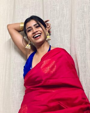 Vinsu Rachel Sam Instagram - Checkout my bicep in the third slide and don’t be jealous 🥴
.
.
Clicked by my fav @sanchana.natarajan 
Blouse by mostest fav @razak_creations