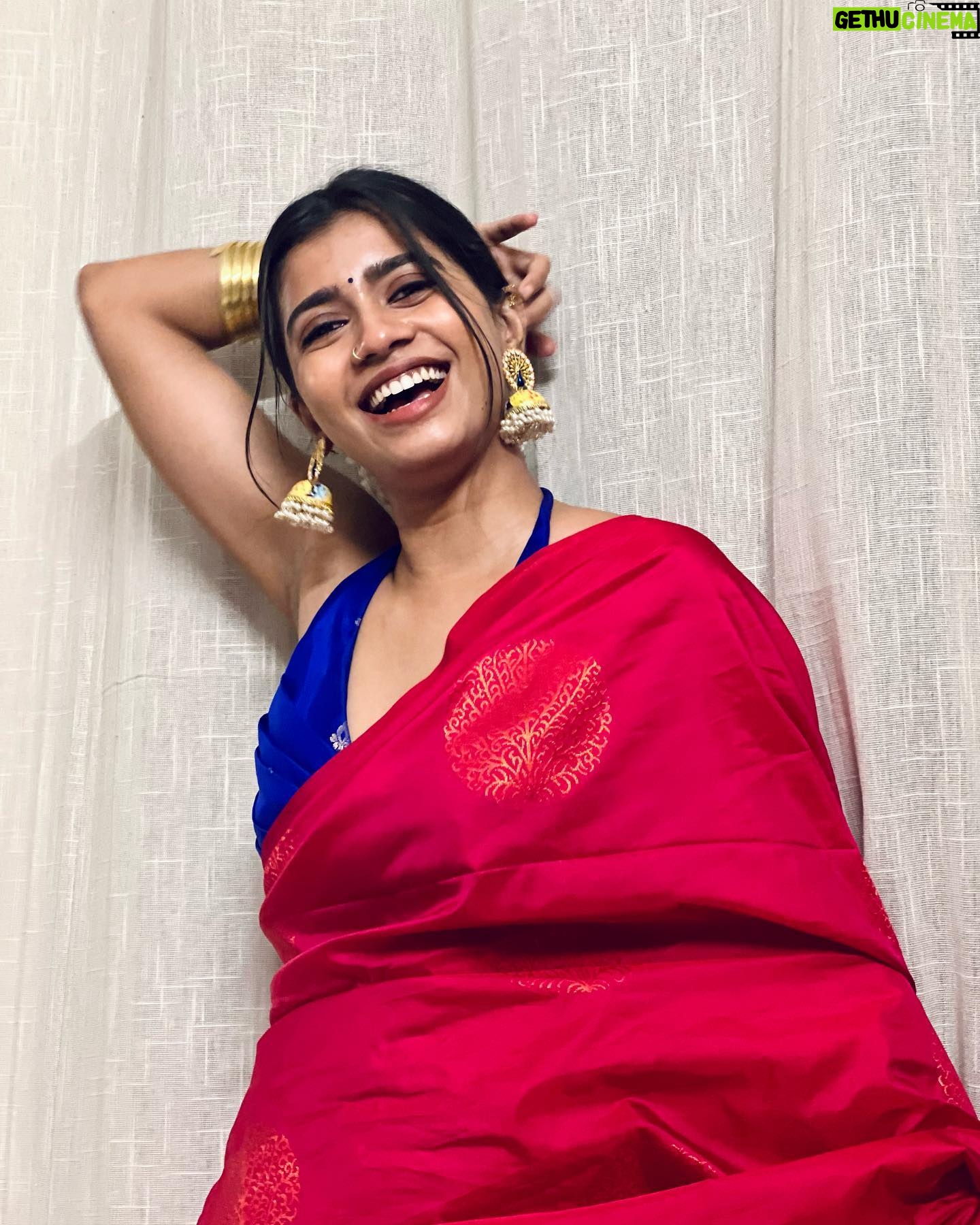 Vinsu Rachel Sam - 18.2K Likes - Checkout my bicep in the third slide and don’t be jealous 🥴
.
.
Clicked by my fav @sanchana.natarajan
Blouse by mostest fav @razak_creations