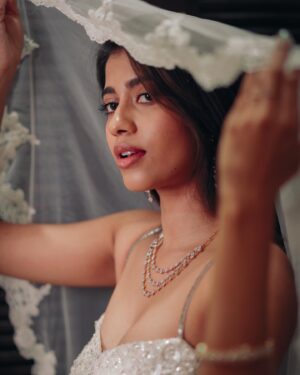 Vinsu Rachel Sam Instagram - Now that all my fam and relatives have seen me in a white gown, chill TFO 
.
.
@moments_by_joshie 
@mehndi_jashnani