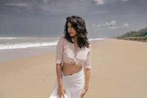 Vinsu Rachel Sam Instagram - everybody’s looking for something 
.
.
@thestoryteller_india 
@reenapaiva 
@venki_hairstylist 
@prajanyaanand 
@chaviibhartia