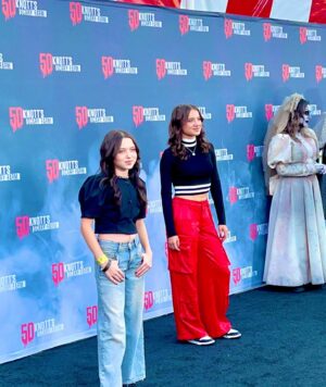 Violet McGraw Instagram - Take me back to Saturday night!! @knottsscaryfarm was super scary and so much fun!! 💀 👻 🎃 #knottsscaryfarm