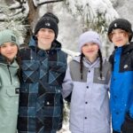 Violet McGraw Instagram – Love making memories with all these people. Snow, skiiing, boarding, eating, belly laughs until 2am, games, draft folder, fyp 🤣🤣🤣 #mcgordons #framily
