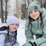 Violet McGraw Instagram – Love making memories with all these people. Snow, skiiing, boarding, eating, belly laughs until 2am, games, draft folder, fyp 🤣🤣🤣 #mcgordons #framily