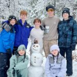Violet McGraw Instagram – Love making memories with all these people. Snow, skiiing, boarding, eating, belly laughs until 2am, games, draft folder, fyp 🤣🤣🤣 #mcgordons #framily