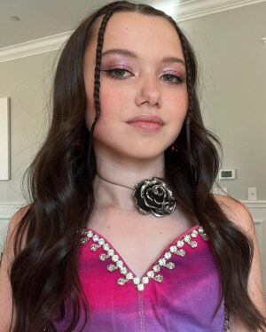 Violet McGraw Instagram - Take me back!! #tstheerastour #tatheerastourfilm @taylorswift 

Makeup: @robertti 
Hair: @_douglasjack 
Styling: @veronica.graye 

Jewels 
@betseyjohnson 
@coeur_de_lion_jewellery

Fit @area

Shoes @thursdayboots