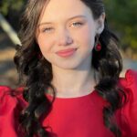 Violet McGraw Instagram - Loved getting to spend the evening with my good friends at @esxentertainment and watching their 10th movie for @netflix. I was lucky enough to be in two of them. #bennettswar and #ibeleiveinsanta #holidayinthevineyards is now streaming on @netflix Dress: @mamalumaofficial