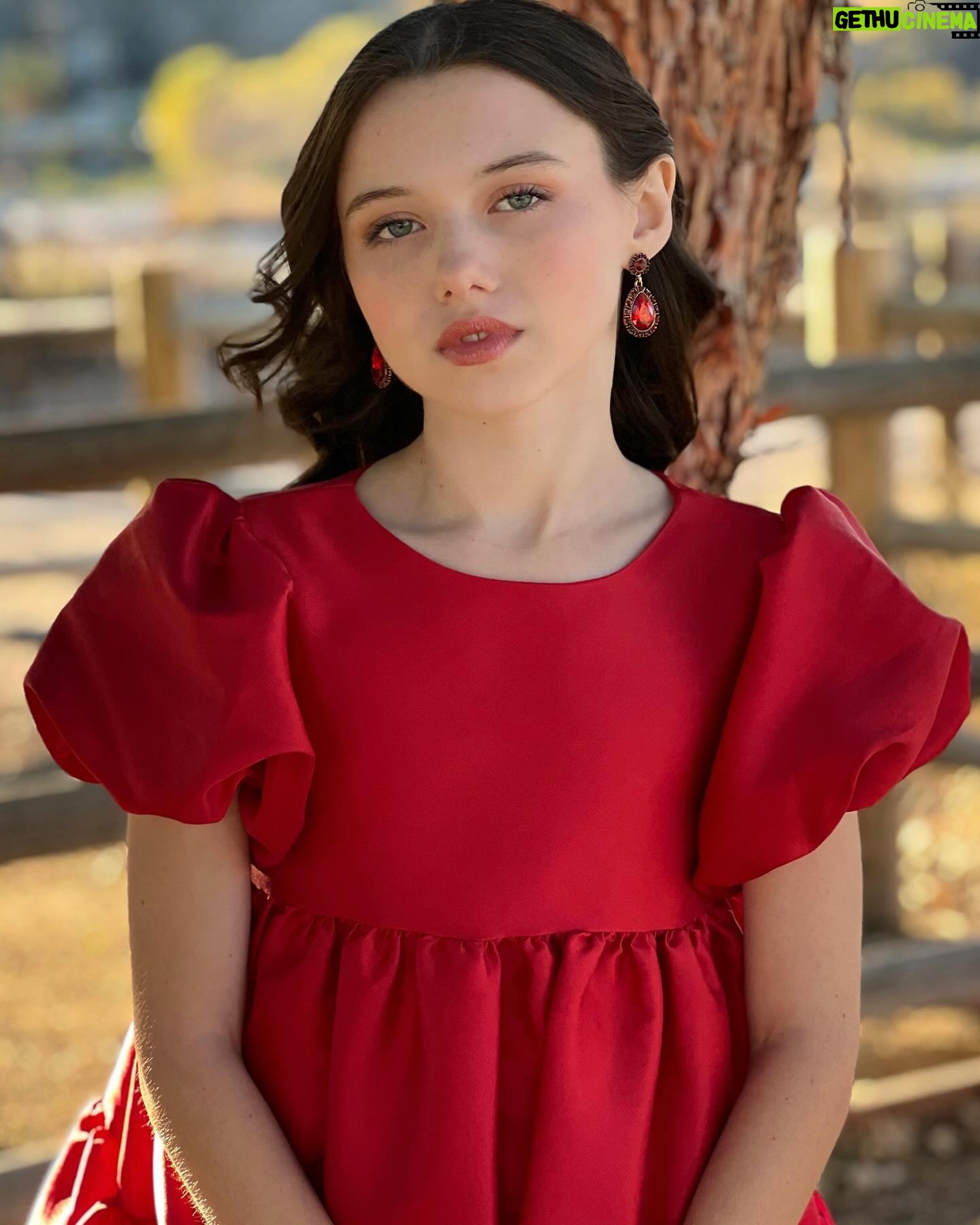 Violet McGraw Instagram - Loved getting to spend the evening with my good friends at @esxentertainment and watching their 10th movie for @netflix. I was lucky enough to be in two of them. #bennettswar and #ibeleiveinsanta #holidayinthevineyards is now streaming on @netflix Dress: @mamalumaofficial