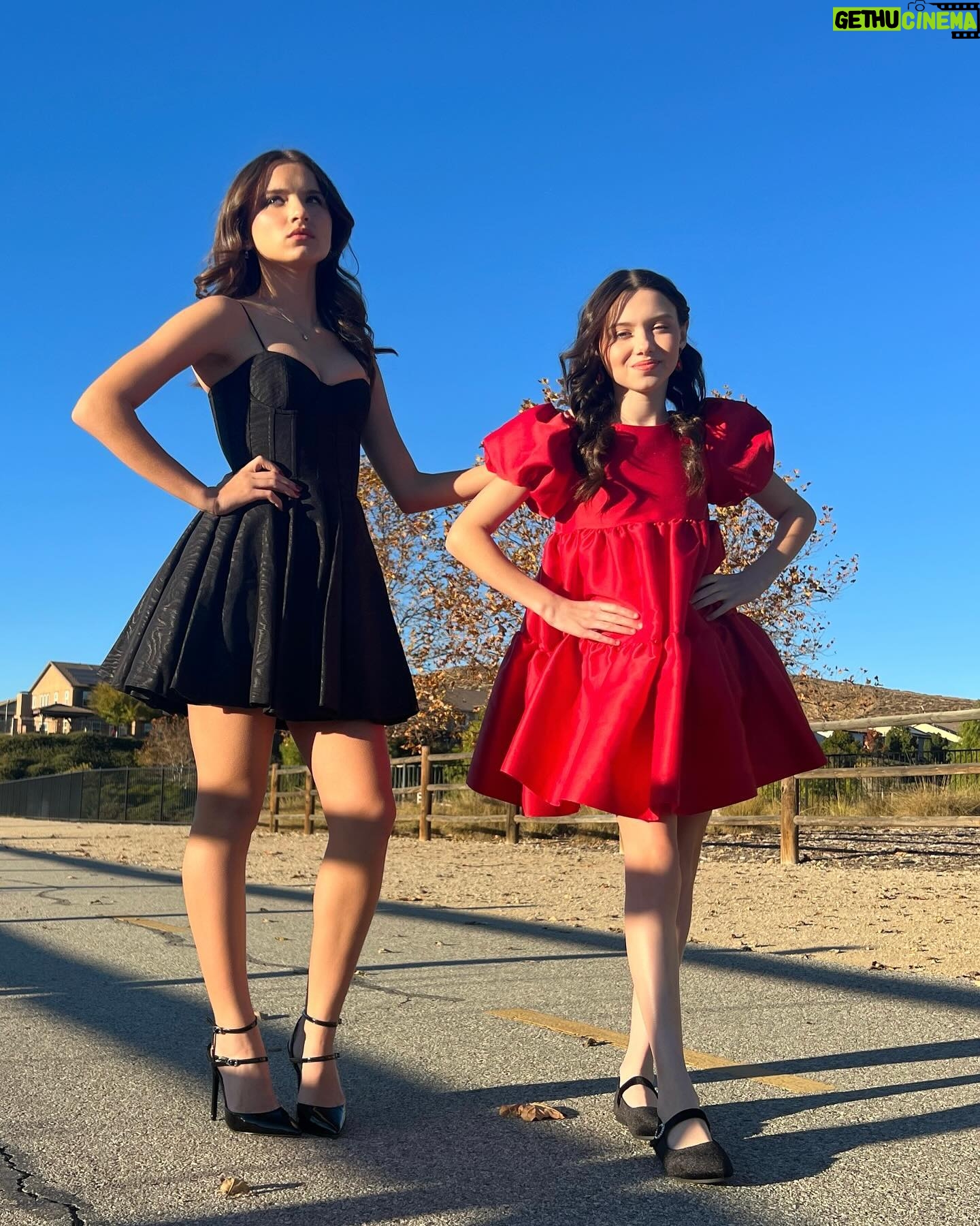 Violet McGraw Instagram - Loved getting to spend the evening with my good friends at @esxentertainment and watching their 10th movie for @netflix. I was lucky enough to be in two of them. #bennettswar and #ibeleiveinsanta #holidayinthevineyards is now streaming on @netflix Dress: @mamalumaofficial