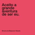 Virginia Cavendish Instagram - Maravilhosa aventura. Boa semana! ✨💜🌷✨ Via (@bienalsaopaulo) ・・・ Pelos pensamentos feministas e corajosos que dividiu em sua época, a filósofa e escritora francesa Simone de Beauvoir é uma grande referência. Nascida em 9 de janeiro de 1908, foi um dos ícones do existencialismo, movimento filosófico do século 20 que problematizou a liberdade de escolha e a experiência do ser humano como único responsável por suas ações. Publicados em francês, em 2008, seus diários de estudante revelam detalhes de sua vida pessoal e reflexões como esta que compartilhamos hoje, parte das anotações de Beauvoir no final dos anos 1920. Entre suas obras mais famosas está ‘Segundo sexo’ (1949), em que analisou as diferenças na formação social entre homens e mulheres, e ‘Os mandarins’ (1954), pelo qual foi agraciada com o Prêmio Goncourt de literatura no mesmo ano de publicação. Ela faleceu em 1986, vítima de pneumonia, e foi enterrada junto ao filósofo e escritor Jean-Paul Sartre (1905-1980), com quem manteve um relacionamento aberto por grande parte da vida. ✏ [𝗘𝗡𝗚𝗟𝗜𝗦𝗛] “I accept the great adventure of being me” – Simone de Beauvoir, philosopher. 𝗙𝗼𝗿 𝗺𝗼𝗿𝗲, 𝗽𝗹𝗲𝗮𝘀𝗲 𝘁𝗮𝗽 “𝘀𝗲𝗲 𝘁𝗿𝗮𝗻𝘀𝗹𝗮𝘁𝗶𝗼𝗻” 𝗯𝗲𝗹𝗼𝘄 #bienalsp #simonedebeauvoir 📕‘Diary of a Philosophy Student: Volume 2, 1928-29’, tradução de Barbara Klaw (University of Illinois Press, 2019) #feminismo #feminism #mulher #pensamientos #virginiacavendish