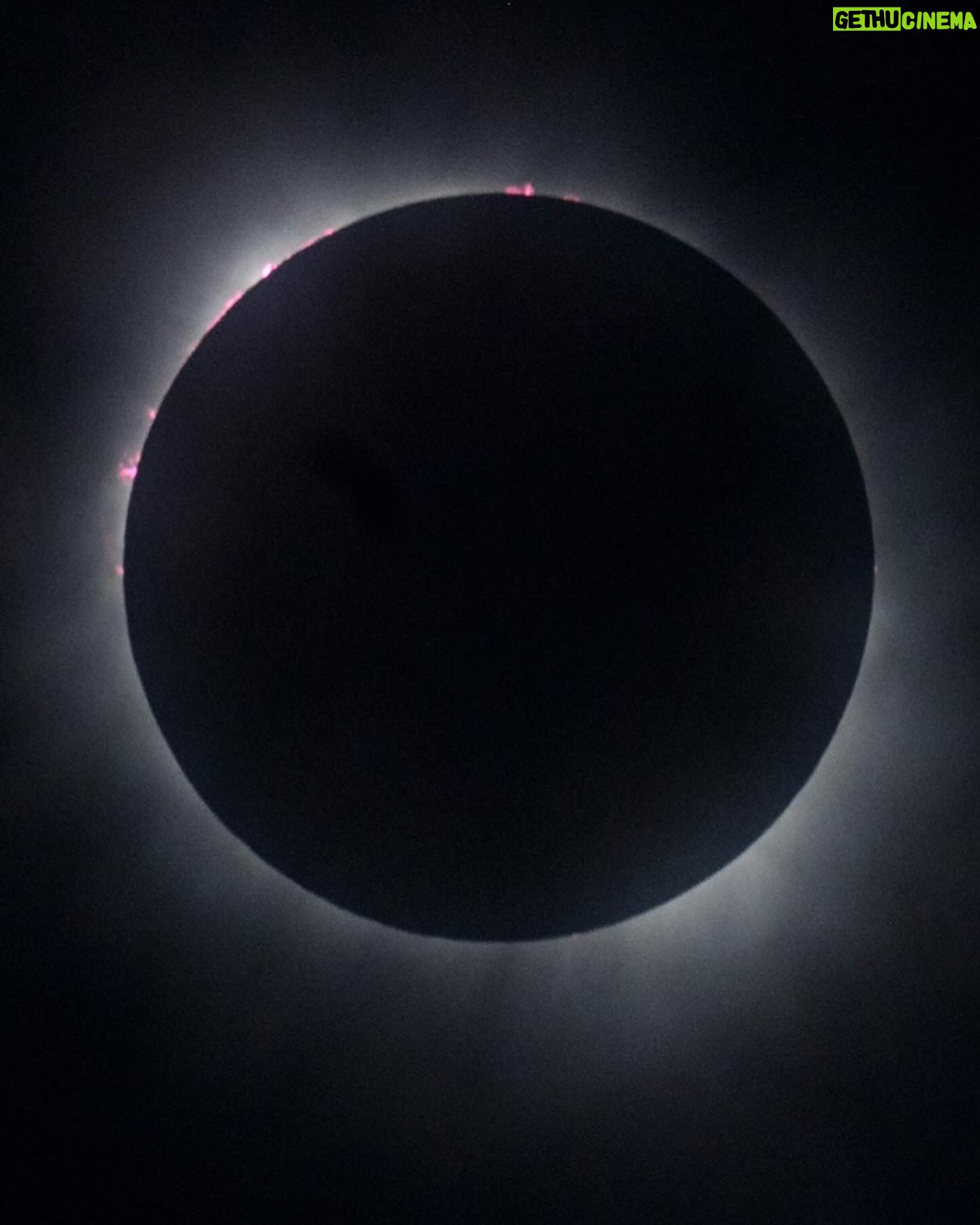 Virginia Cavendish Instagram - “Há mais mistérios entre o céu e a terra do que pode imaginar a sua vã filosofia” (Shakespeare) #eclipse #eclipsesolar #sol #lua #filosofia #astrologia #planetas #virginiacavendish Via (@nasa)