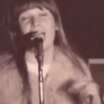 Virginia Cavendish Instagram – Fui ver o musical Rita Lee – Uma Autobiografia Musical e sai tão feliz de lá! 

Primeiro, porque a Rita Lee merece ficar em cartaz para sempre, sua vida deve ser vista e celebrada infinitamente. Não só pelo legado genial de músicas inesquecíveis, das quais cantei todas junto na peça, como por ela ter sido uma mulher a frente de seu tempo. Rita ajudou a abrir (ou arrombar) portas que deveriam estar abertas há muito tempo para nós mulheres. E isso é muita coisa, exige muita coragem. E ela tinha de sobra.

O segundo motivo é ver a @mellisboa interpretando a Rita. É emocionante ver uma atriz entregando tudo. Feliz e plena no seu ofício, sabendo que está vivendo um momento especial na sua carreira. 
Com escolhas econômicas, mas cheias de vida, vi a Rita Lisboa ou a Mel Lee e fui encantada por elas. Chorei de emoção, de alegria, por tudo. Por elas. 
Obrigada!

O espetáculo está em cartaz às sextas, sábados e domigos, até o dia 14 de setembro, no Teatro Porto – São Paulo.

Parabéns a toda a equipe envolvida e não deixem de prestigiar o nosso teatro brasileiro, feito por brasileiro, criado pela nossa gente.🎭🎭🎭🎭

Viva RITA LEE, viva o TEATRO! 🌹 
#Ritalee
#teatro #teatromusical 
#mellisboa 
#rock