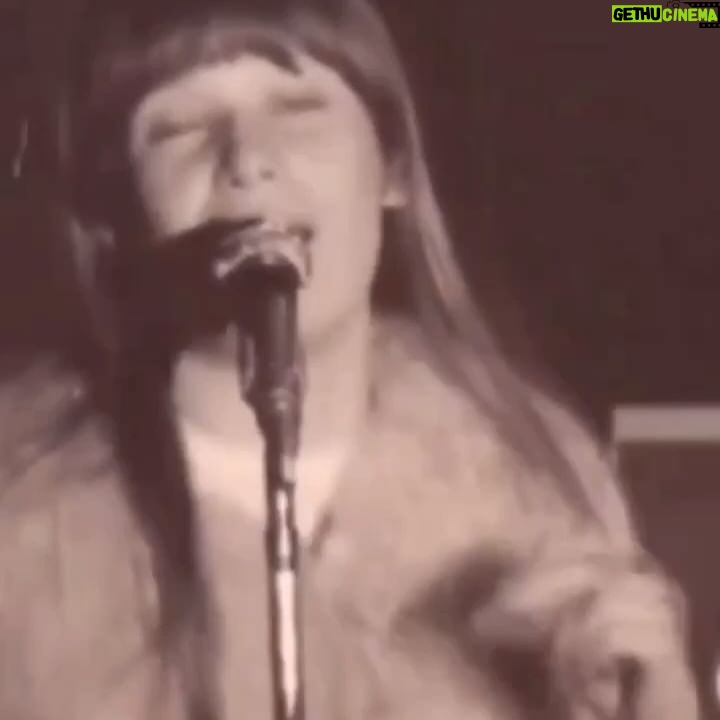 Virginia Cavendish Instagram - Fui ver o musical Rita Lee - Uma Autobiografia Musical e sai tão feliz de lá! Primeiro, porque a Rita Lee merece ficar em cartaz para sempre, sua vida deve ser vista e celebrada infinitamente. Não só pelo legado genial de músicas inesquecíveis, das quais cantei todas junto na peça, como por ela ter sido uma mulher a frente de seu tempo. Rita ajudou a abrir (ou arrombar) portas que deveriam estar abertas há muito tempo para nós mulheres. E isso é muita coisa, exige muita coragem. E ela tinha de sobra. O segundo motivo é ver a @mellisboa interpretando a Rita. É emocionante ver uma atriz entregando tudo. Feliz e plena no seu ofício, sabendo que está vivendo um momento especial na sua carreira. Com escolhas econômicas, mas cheias de vida, vi a Rita Lisboa ou a Mel Lee e fui encantada por elas. Chorei de emoção, de alegria, por tudo. Por elas. Obrigada! O espetáculo está em cartaz às sextas, sábados e domigos, até o dia 14 de setembro, no Teatro Porto - São Paulo. Parabéns a toda a equipe envolvida e não deixem de prestigiar o nosso teatro brasileiro, feito por brasileiro, criado pela nossa gente.🎭🎭🎭🎭 Viva RITA LEE, viva o TEATRO! 🌹 #Ritalee #teatro #teatromusical #mellisboa #rock
