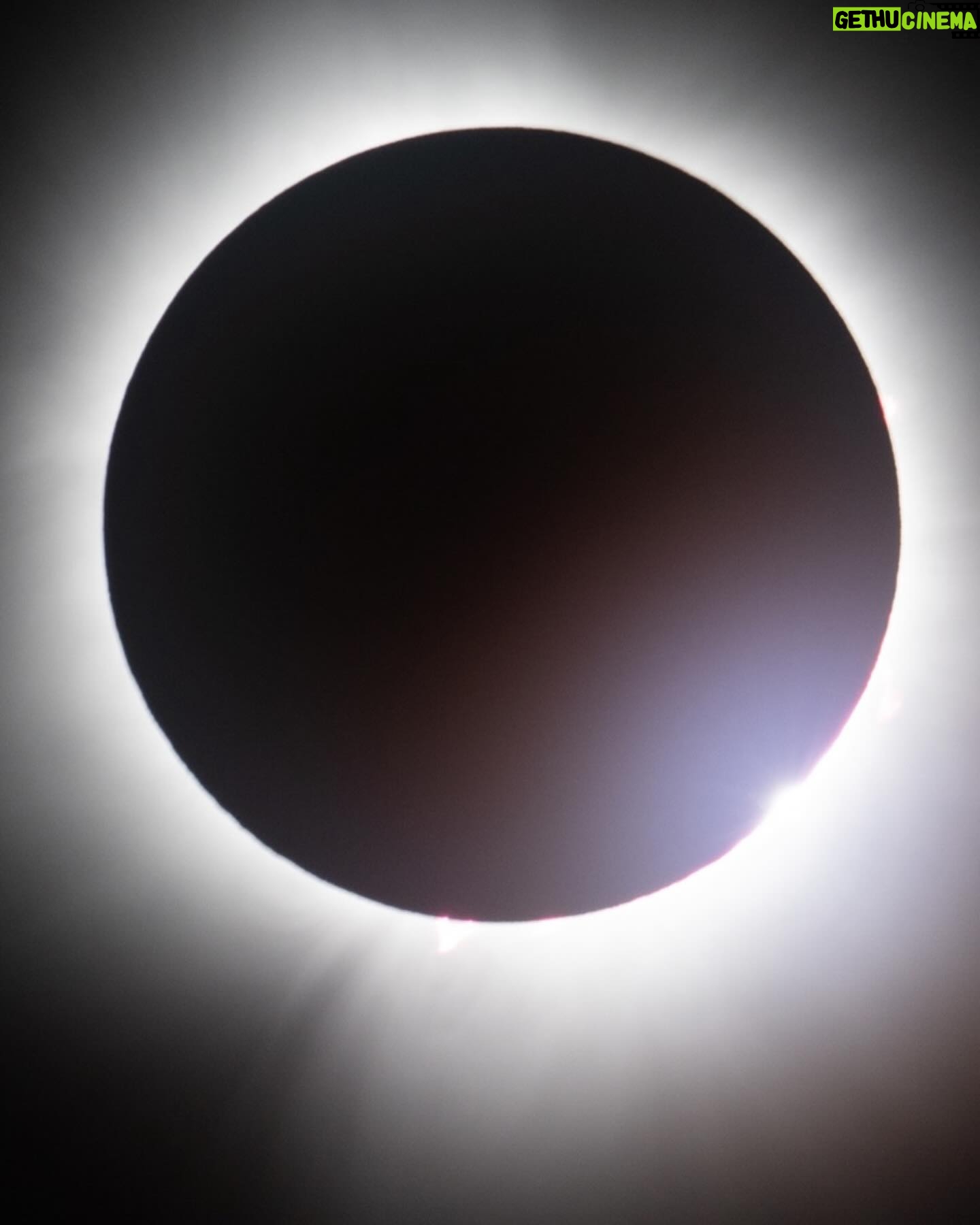 Virginia Cavendish Instagram - “Há mais mistérios entre o céu e a terra do que pode imaginar a sua vã filosofia” (Shakespeare) #eclipse #eclipsesolar #sol #lua #filosofia #astrologia #planetas #virginiacavendish Via (@nasa)