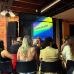 Virginia Cavendish Instagram – Ontem foi dia de ir na festa de premiação da ABC cine. A ABC é a associação brasileira de cinematografia e reúne profissionais do audiovisual brasileiro com o objetivo de incentivar a troca de ideias e informações para democratizar e multiplicar o aperfeiçoamento técnico e artístico da categoria. 

O evento premia as funções técnicas do audiovisual, como direção de fotografia, direção de arte e som. 
Eu tive o prazer de entregar o premio de melhor direção de arte em filmes de longa metragem de ficção. Uma festa linda e muito bem organizada onde pude encontrar amigos da área, como @karineteles @camilamardila @christianmalheiros_ @fepavao @mustaphab e Afonso Beato.
Além de ser na cinemateca brasileira, um lugar lindo de se ir. Para quem mora em São Paulo ou para quem visita  a cidade, vale muito o passeio.

(O carro sujo é meu, a bolsa maravilhosa não é #ad , é que amo e eh vegana e sustentável) 

#cinema
#abccine
#premiacao 
#virginiaCavendish