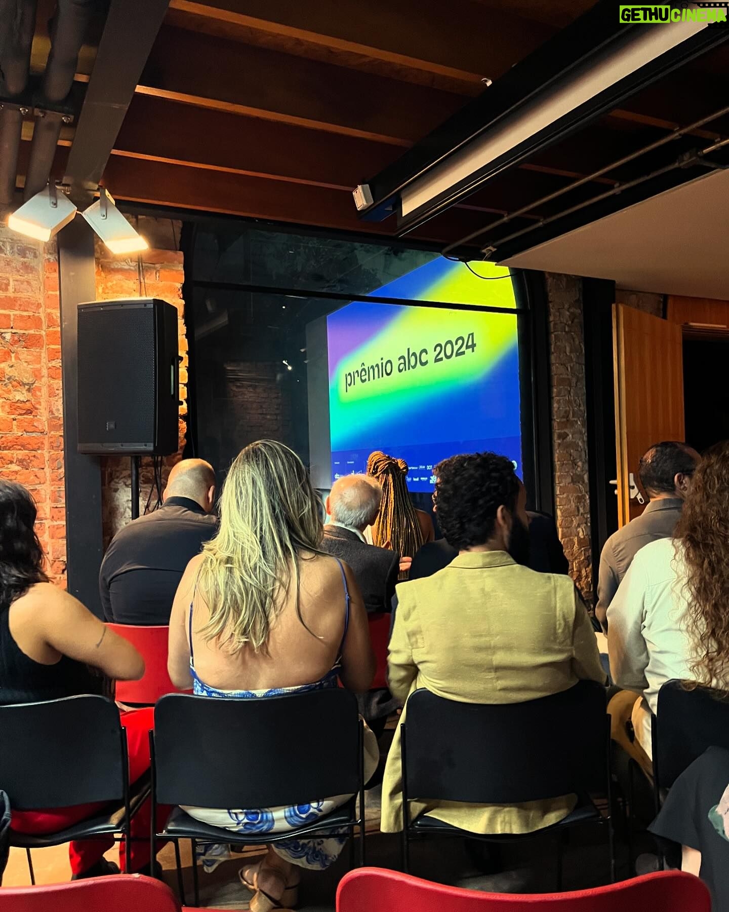 Virginia Cavendish Instagram - Ontem foi dia de ir na festa de premiação da ABC cine. A ABC é a associação brasileira de cinematografia e reúne profissionais do audiovisual brasileiro com o objetivo de incentivar a troca de ideias e informações para democratizar e multiplicar o aperfeiçoamento técnico e artístico da categoria. O evento premia as funções técnicas do audiovisual, como direção de fotografia, direção de arte e som. Eu tive o prazer de entregar o premio de melhor direção de arte em filmes de longa metragem de ficção. Uma festa linda e muito bem organizada onde pude encontrar amigos da área, como @karineteles @camilamardila @christianmalheiros_ @fepavao @mustaphab e Afonso Beato. Além de ser na cinemateca brasileira, um lugar lindo de se ir. Para quem mora em São Paulo ou para quem visita a cidade, vale muito o passeio. (O carro sujo é meu, a bolsa maravilhosa não é #ad , é que amo e eh vegana e sustentável) #cinema #abccine #premiacao #virginiaCavendish