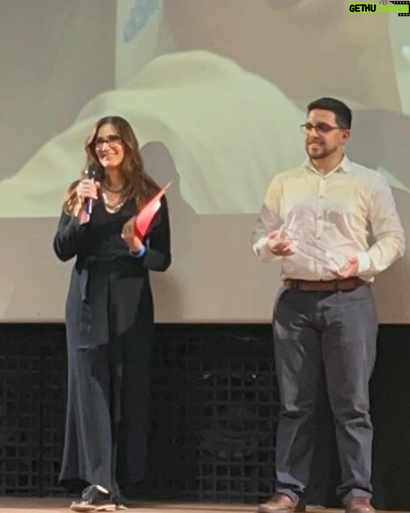 Virginia Cavendish Instagram - Ontem foi dia de ir na festa de premiação da ABC cine. A ABC é a associação brasileira de cinematografia e reúne profissionais do audiovisual brasileiro com o objetivo de incentivar a troca de ideias e informações para democratizar e multiplicar o aperfeiçoamento técnico e artístico da categoria. O evento premia as funções técnicas do audiovisual, como direção de fotografia, direção de arte e som. Eu tive o prazer de entregar o premio de melhor direção de arte em filmes de longa metragem de ficção. Uma festa linda e muito bem organizada onde pude encontrar amigos da área, como @karineteles @camilamardila @christianmalheiros_ @fepavao @mustaphab e Afonso Beato. Além de ser na cinemateca brasileira, um lugar lindo de se ir. Para quem mora em São Paulo ou para quem visita a cidade, vale muito o passeio. (O carro sujo é meu, a bolsa maravilhosa não é #ad , é que amo e eh vegana e sustentável) #cinema #abccine #premiacao #virginiaCavendish