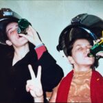 Virginia Cavendish Instagram - #sextou com foto tirada em Nova York no inicio dos anos 2000, num bar-cabeleireiro. Tem de tudo lá. E mais um pouco. Eu e Luzia perambulando no downtown. Bom fim de semana! 😁✨🌷✨😁 #virginiacavendish #novayork #newyork #viagem #ferias #salao #bar #vida