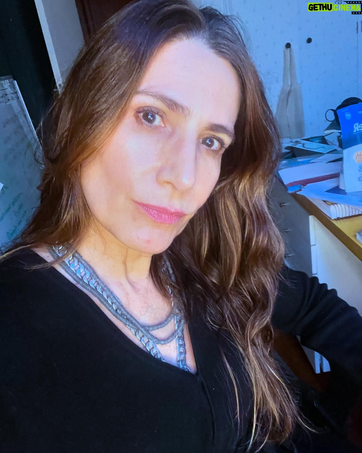 Virginia Cavendish Instagram - Um fim de tarde de reflexão. Depois de uma manhã surpreendente. ✨🌷✨ Com um elenco todo feminino, fizemos uma leitura da peça Hedda Gabler, que montei em 2006. Muitas memórias, muita discussão sobre protagonismo feminino, sobre os direitos da mulher nos dias atuais, o tanto que avançamos e onde ainda precisamos avançar. Sobre Ibsen e dramaturgia. Tem coisa melhor?Que dia lindo, obrigada , Girls, vocês são demais! Pena que não fizemos fotos! Mas nem tudo na vida é para as redes sociais! (Essa música, o adágio de Barber, fazia parte do espetáculo) #heddagabler #teatro #ibsen #feminismo #virginiacavendish