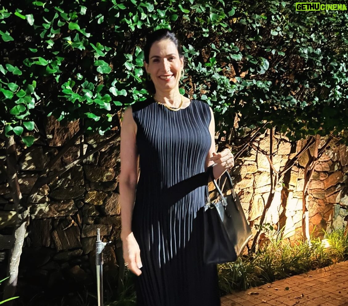 Virginia Cavendish Instagram - O #tbt de hoje é pra lembrar que amanhã estreia #DaPontePraLá no @streammaxbr 🍿🍿🍿🎥🎥🎥 Depois me conta aqui o que achou! Essa primeira foto , quer dizer, a maioria, foi feita no meio da madrugada. Minhas filmagens foram todas nesse horario. Virei vampira. Logo eu q tenho dormido as dez e meia da noite quando não tem teatro. Inclusive, vamos melhorar esses horários de peças. Muito tarde! 😁 Mas voltando aqui, vcs nem vão perceber, porque a gente filmava cenas diurnas nesse horario. De madrugada. Nada como uma iluminação maravilhosa. Boa sorte para a série! 🍀🍀🍀🍀🌷🌷🌷🌷 #tv #serie #actress #atriz #virginiacavendish #Joaoguilherme