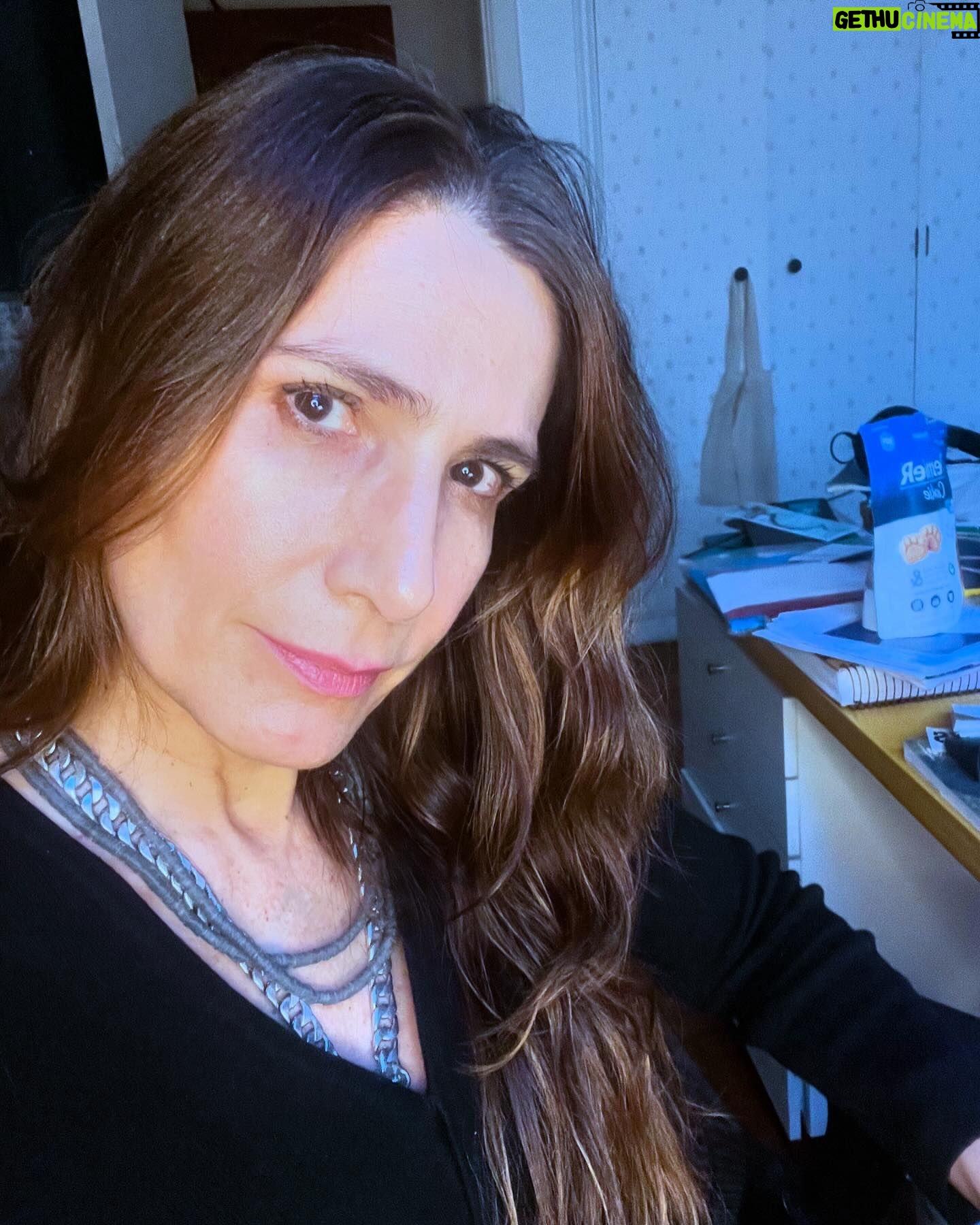 Virginia Cavendish Instagram - Um fim de tarde de reflexão. Depois de uma manhã surpreendente. ✨🌷✨ Com um elenco todo feminino, fizemos uma leitura da peça Hedda Gabler, que montei em 2006. Muitas memórias, muita discussão sobre protagonismo feminino, sobre os direitos da mulher nos dias atuais, o tanto que avançamos e onde ainda precisamos avançar. Sobre Ibsen e dramaturgia. Tem coisa melhor?Que dia lindo, obrigada , Girls, vocês são demais! Pena que não fizemos fotos! Mas nem tudo na vida é para as redes sociais! (Essa música, o adágio de Barber, fazia parte do espetáculo) #heddagabler #teatro #ibsen #feminismo #virginiacavendish