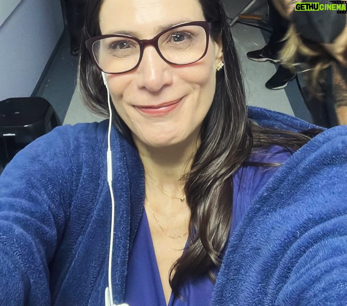 Virginia Cavendish Instagram - O #tbt de hoje é pra lembrar que amanhã estreia #DaPontePraLá no @streammaxbr 🍿🍿🍿🎥🎥🎥 Depois me conta aqui o que achou! Essa primeira foto , quer dizer, a maioria, foi feita no meio da madrugada. Minhas filmagens foram todas nesse horario. Virei vampira. Logo eu q tenho dormido as dez e meia da noite quando não tem teatro. Inclusive, vamos melhorar esses horários de peças. Muito tarde! 😁 Mas voltando aqui, vcs nem vão perceber, porque a gente filmava cenas diurnas nesse horario. De madrugada. Nada como uma iluminação maravilhosa. Boa sorte para a série! 🍀🍀🍀🍀🌷🌷🌷🌷 #tv #serie #actress #atriz #virginiacavendish #Joaoguilherme