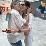 Virginia Cavendish Instagram - Que alegria de encontro! Encontro para falar de cinema e do nosso amor pelo cinema. Somos apaixonados! Nossa sessão do filme “Através da Sombra” na mostra de cinema foi lindo . Desde 2016 eu não via o filme em tela grande. A alegria da confirmação de ter produzido junto com @mariadulcesaldanha um grande filme de @walterlimajroficial . A estrada foi longa, teve muita dificuldade, muito medo e muita coragem. A alegria de ter conseguido fazer um filme tão bonito! 🌷🌷🌷🌷🌷🌷🌷 Na primeira foto junto comigo e Walter; Alice Andrade.