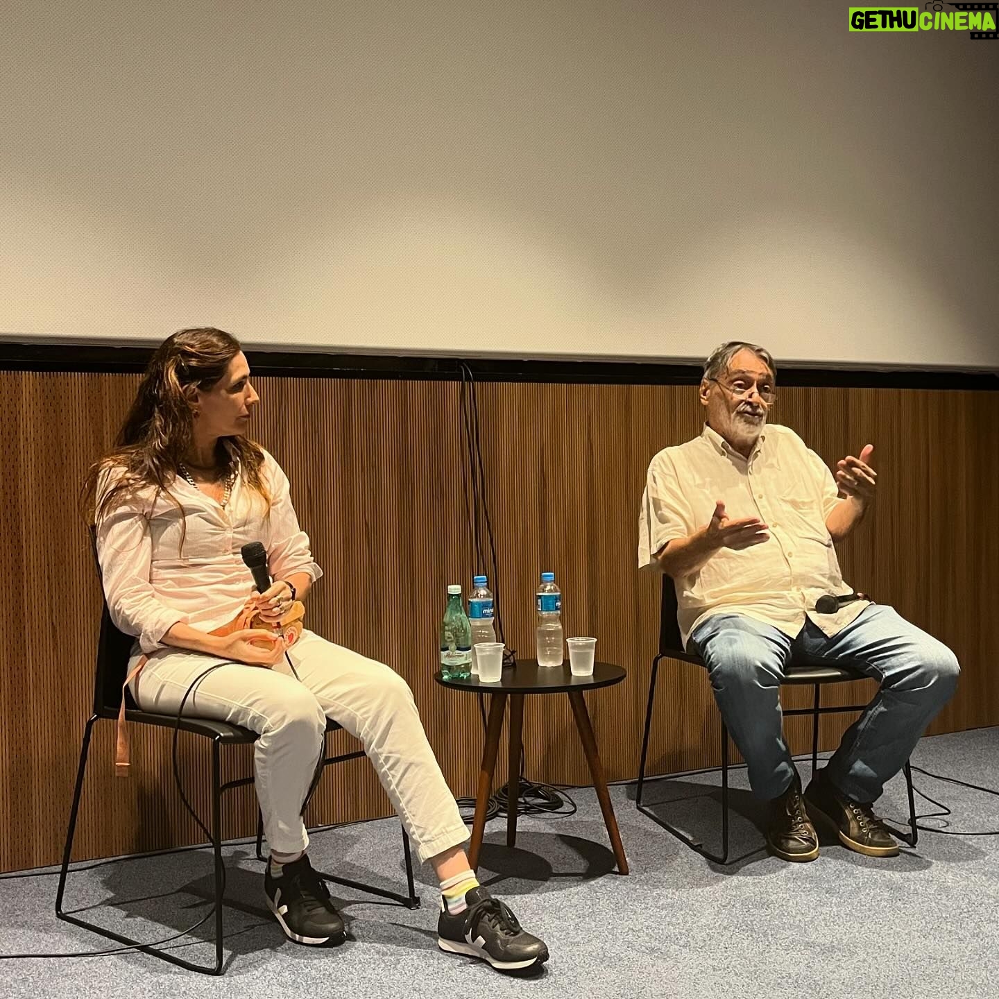 Virginia Cavendish Instagram - Que alegria de encontro! Encontro para falar de cinema e do nosso amor pelo cinema. Somos apaixonados! Nossa sessão do filme “Através da Sombra” na mostra de cinema foi lindo . Desde 2016 eu não via o filme em tela grande. A alegria da confirmação de ter produzido junto com @mariadulcesaldanha um grande filme de @walterlimajroficial . A estrada foi longa, teve muita dificuldade, muito medo e muita coragem. A alegria de ter conseguido fazer um filme tão bonito! 🌷🌷🌷🌷🌷🌷🌷 Na primeira foto junto comigo e Walter; Alice Andrade.