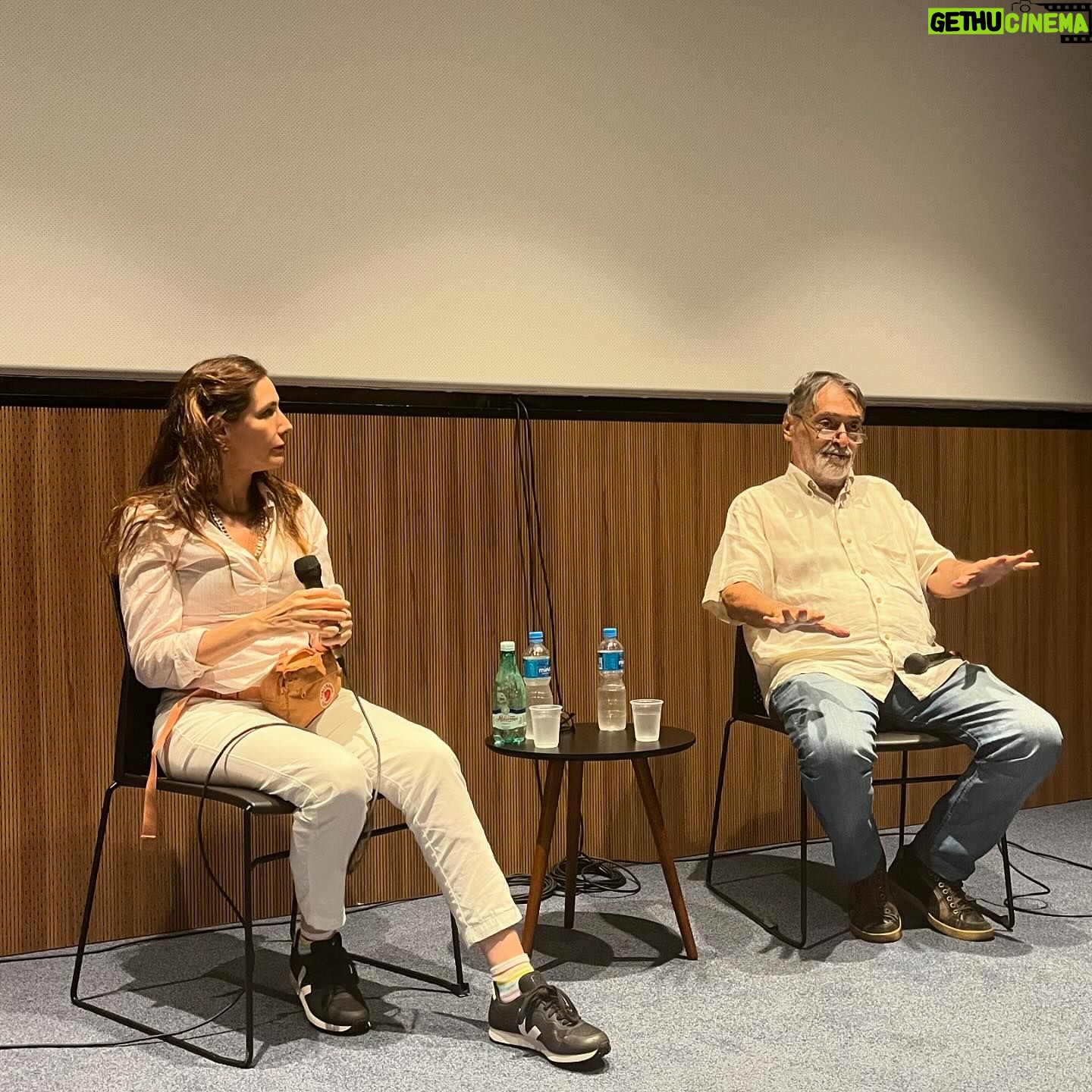 Virginia Cavendish Instagram - Que alegria de encontro! Encontro para falar de cinema e do nosso amor pelo cinema. Somos apaixonados! Nossa sessão do filme “Através da Sombra” na mostra de cinema foi lindo . Desde 2016 eu não via o filme em tela grande. A alegria da confirmação de ter produzido junto com @mariadulcesaldanha um grande filme de @walterlimajroficial . A estrada foi longa, teve muita dificuldade, muito medo e muita coragem. A alegria de ter conseguido fazer um filme tão bonito! 🌷🌷🌷🌷🌷🌷🌷 Na primeira foto junto comigo e Walter; Alice Andrade.