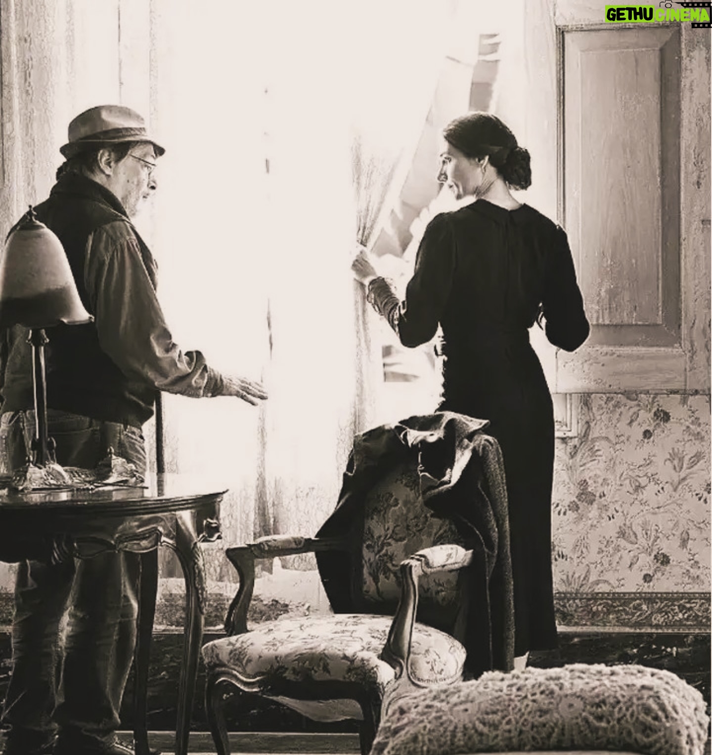 Virginia Cavendish Instagram - Pousando em solo carioca para ir pra sessão do filme “ Através da Sombra” . Convido todos os amigos e amigas cariocas ou que estejam por aqui e que não assistiram ao filme para essa sessão tão especial . É gratuito. Eu e Walteco estaremos lá prum bate papo após a sessão. 🌷🩷🌷 Via (@revistavislun) ・・・ NOTÍCIAS | Walter Lima Jr e Virginia Cavendish no set de filmagem de “Através da Sombra”. Virginia Cavendish vai reencontrar o cineasta Walter Lima Jr em mostra que homenageia o diretor de “Menino do Engenho” e outros grandes filmes do cinema nacional. 🔗 Leia mais no site @revistavislun, clicando no link da bio. 📸 Divulgação @dicasdatisato #dicasdatisato @walterlimajroficial @virginiacavendish #virginiacavendish #oscinemasdewalterlimajr #caixaculturalrj #walterlimajroficial #cinemanacional #filme #cine #notícias #cultura #arte #entretenimento #revistavislun #espanha🇪🇸 #madri #barcelona #brasil🇧🇷 #riodejaneiro #saopaulo #informação #global