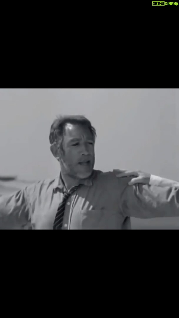 Virginia Cavendish Instagram - #Sextou com dança. Dançar nem que seja cinco minutos enquanto faz o café. Em qualquer lugar. 💃🎵 - Cena do filme clássico - Zorba- o Grego. Lançado em dezembro de 1964. Dirigido por Michael Cacoyannis. No elenco :Anthony Quinn, Alan Bates, Irene Papas, entre outros. Filmaço, dica pro finde. Além da dança! #filme #dicas #FimdeSemana #danca #liberdade #VirginiaCavendish