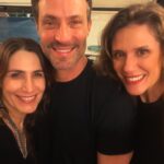 Virginia Cavendish Instagram - Ontem foi dia de ir na festa de premiação da ABC cine. A ABC é a associação brasileira de cinematografia e reúne profissionais do audiovisual brasileiro com o objetivo de incentivar a troca de ideias e informações para democratizar e multiplicar o aperfeiçoamento técnico e artístico da categoria. O evento premia as funções técnicas do audiovisual, como direção de fotografia, direção de arte e som. Eu tive o prazer de entregar o premio de melhor direção de arte em filmes de longa metragem de ficção. Uma festa linda e muito bem organizada onde pude encontrar amigos da área, como @karineteles @camilamardila @christianmalheiros_ @fepavao @mustaphab e Afonso Beato. Além de ser na cinemateca brasileira, um lugar lindo de se ir. Para quem mora em São Paulo ou para quem visita a cidade, vale muito o passeio. (O carro sujo é meu, a bolsa maravilhosa não é #ad , é que amo e eh vegana e sustentável) #cinema #abccine #premiacao #virginiaCavendish