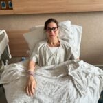 Virginia Cavendish Instagram - Vamos de textão, para quem não quiser ler, o resumo é o seguinte; Há exato um mês, fiz minha operação de explante de silicone.  Antes de começar, só mais uma coisa: sou a favor da liberdade dos corpos, que cada pessoa faça o que quiser para ser sentir bem. Para encontrar a sua melhor expressão. E é uma alegria saber que o silicone pode ajudar a essas pessoas.  Sim, apesar de sempre ter sido considerada uma mulher de seios grandes “vide a fala do Padeiro no Auto da Compadecida; “ombros largos, seios fartos”, no início dos anos 2000 fui convencida a colocar silicone. Só que eu era bem alienada em relação as responsabilidades sobre mim mesma nessa época. Não me importei se algum dia precisaria operar outra vez etc. Nessa época o silicone era realmente uma moda. Nessa minha primeira operação o silicone aumentou o tamanho dos meus seios um pouco. Percebi pelas roupas, mas me acostumei em seguida. E não me incomodava esse pequeno aumento. Sem ainda pensar muito, onze anos depois, resolvi trocar, fazer outra operação, dessa vez com um outro médico. O silicone pesou e eu não estava satisfeita com os meus seios. Sim, eles pesam. Eu confiava muito nesse médico, é um grande cirurgião e nem pedi detalhes de nada. Só disse que não queria aumentar. Ele, por sua própria vontade, (eu sei que foi com a melhor das intenções) resolveu trocar o tamanho de 190 para 265 miligramas. E não me disse. Eu fui percebendo aos poucos, só na minha primeira filmagem depois da troca que eu pude ver realmente que tinha aumentado bastante e fiquei muito incomodada. Operar não é uma coisa simples. Convivi com esse incômodo por nove anos. Enfim, depois de muitas sessões de análise, porque os seios são sim, muito importantes para uma mulher, decidi explantar. Para essa nova operação fui a cinco consultas com médicos diferentes, quatro deles falaram para eu colocar um silicone menor. Uma única médica falou para eu pensar em tirar, assim me livraria de operações futuras e possíveis complicações advindas do silicone. Hoje em dia é sabido que diversas doenças autoimunes surgem através do gatilho de um corpo estranho dentro da gente. O silicone é um corpo estranho. - Continua nos comentários -