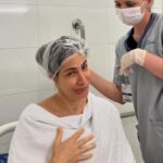 Virginia Cavendish Instagram - Vamos de textão, para quem não quiser ler, o resumo é o seguinte; Há exato um mês, fiz minha operação de explante de silicone.  Antes de começar, só mais uma coisa: sou a favor da liberdade dos corpos, que cada pessoa faça o que quiser para ser sentir bem. Para encontrar a sua melhor expressão. E é uma alegria saber que o silicone pode ajudar a essas pessoas.  Sim, apesar de sempre ter sido considerada uma mulher de seios grandes “vide a fala do Padeiro no Auto da Compadecida; “ombros largos, seios fartos”, no início dos anos 2000 fui convencida a colocar silicone. Só que eu era bem alienada em relação as responsabilidades sobre mim mesma nessa época. Não me importei se algum dia precisaria operar outra vez etc. Nessa época o silicone era realmente uma moda. Nessa minha primeira operação o silicone aumentou o tamanho dos meus seios um pouco. Percebi pelas roupas, mas me acostumei em seguida. E não me incomodava esse pequeno aumento. Sem ainda pensar muito, onze anos depois, resolvi trocar, fazer outra operação, dessa vez com um outro médico. O silicone pesou e eu não estava satisfeita com os meus seios. Sim, eles pesam. Eu confiava muito nesse médico, é um grande cirurgião e nem pedi detalhes de nada. Só disse que não queria aumentar. Ele, por sua própria vontade, (eu sei que foi com a melhor das intenções) resolveu trocar o tamanho de 190 para 265 miligramas. E não me disse. Eu fui percebendo aos poucos, só na minha primeira filmagem depois da troca que eu pude ver realmente que tinha aumentado bastante e fiquei muito incomodada. Operar não é uma coisa simples. Convivi com esse incômodo por nove anos. Enfim, depois de muitas sessões de análise, porque os seios são sim, muito importantes para uma mulher, decidi explantar. Para essa nova operação fui a cinco consultas com médicos diferentes, quatro deles falaram para eu colocar um silicone menor. Uma única médica falou para eu pensar em tirar, assim me livraria de operações futuras e possíveis complicações advindas do silicone. Hoje em dia é sabido que diversas doenças autoimunes surgem através do gatilho de um corpo estranho dentro da gente. O silicone é um corpo estranho. - Continua nos comentários -