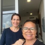 Virginia Cavendish Instagram - Vamos de textão, para quem não quiser ler, o resumo é o seguinte; Há exato um mês, fiz minha operação de explante de silicone.  Antes de começar, só mais uma coisa: sou a favor da liberdade dos corpos, que cada pessoa faça o que quiser para ser sentir bem. Para encontrar a sua melhor expressão. E é uma alegria saber que o silicone pode ajudar a essas pessoas.  Sim, apesar de sempre ter sido considerada uma mulher de seios grandes “vide a fala do Padeiro no Auto da Compadecida; “ombros largos, seios fartos”, no início dos anos 2000 fui convencida a colocar silicone. Só que eu era bem alienada em relação as responsabilidades sobre mim mesma nessa época. Não me importei se algum dia precisaria operar outra vez etc. Nessa época o silicone era realmente uma moda. Nessa minha primeira operação o silicone aumentou o tamanho dos meus seios um pouco. Percebi pelas roupas, mas me acostumei em seguida. E não me incomodava esse pequeno aumento. Sem ainda pensar muito, onze anos depois, resolvi trocar, fazer outra operação, dessa vez com um outro médico. O silicone pesou e eu não estava satisfeita com os meus seios. Sim, eles pesam. Eu confiava muito nesse médico, é um grande cirurgião e nem pedi detalhes de nada. Só disse que não queria aumentar. Ele, por sua própria vontade, (eu sei que foi com a melhor das intenções) resolveu trocar o tamanho de 190 para 265 miligramas. E não me disse. Eu fui percebendo aos poucos, só na minha primeira filmagem depois da troca que eu pude ver realmente que tinha aumentado bastante e fiquei muito incomodada. Operar não é uma coisa simples. Convivi com esse incômodo por nove anos. Enfim, depois de muitas sessões de análise, porque os seios são sim, muito importantes para uma mulher, decidi explantar. Para essa nova operação fui a cinco consultas com médicos diferentes, quatro deles falaram para eu colocar um silicone menor. Uma única médica falou para eu pensar em tirar, assim me livraria de operações futuras e possíveis complicações advindas do silicone. Hoje em dia é sabido que diversas doenças autoimunes surgem através do gatilho de um corpo estranho dentro da gente. O silicone é um corpo estranho. - Continua nos comentários -