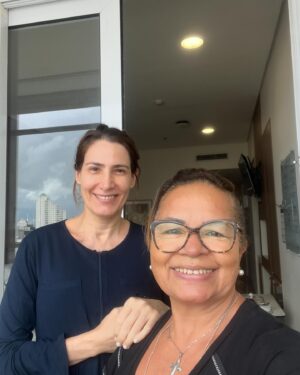Virginia Cavendish Instagram - Vamos de textão, para quem não quiser ler, o resumo é o seguinte;
Há exato um mês, fiz minha operação de explante de silicone.

 Antes de começar, só mais uma coisa: sou a favor da liberdade dos corpos, que cada pessoa faça o que quiser para ser sentir bem. Para encontrar a sua melhor expressão. E é uma alegria saber que o silicone pode ajudar a essas pessoas.

 Sim, apesar de sempre ter sido considerada uma mulher de seios grandes “vide a fala do Padeiro no Auto da Compadecida; “ombros largos, seios fartos”, no início dos anos 2000 fui convencida a colocar silicone.
Só que eu era bem alienada em relação as responsabilidades sobre mim mesma nessa época. Não me importei se algum dia precisaria operar outra vez etc. Nessa época o silicone era realmente uma moda. 

Nessa minha primeira operação o silicone aumentou o tamanho dos meus seios um pouco. Percebi pelas roupas, mas me acostumei em seguida. E não me incomodava esse pequeno aumento. 

Sem ainda pensar muito, onze anos depois, resolvi trocar, fazer outra operação, dessa vez com um outro médico. O silicone pesou e eu não estava satisfeita com os meus seios. Sim, eles pesam. 
Eu confiava muito nesse médico, é um grande cirurgião e nem pedi detalhes de nada. Só disse que não queria aumentar. 
Ele, por sua própria vontade, (eu sei que foi com a melhor das intenções) resolveu trocar o tamanho de 190 para 265 miligramas. E não me disse.
Eu fui percebendo aos poucos, só na minha primeira filmagem depois da troca que eu pude ver realmente que tinha aumentado bastante e fiquei muito incomodada. Operar não é uma coisa simples. Convivi com esse incômodo por nove anos.

Enfim, depois de muitas sessões de análise, porque os seios são sim, muito importantes para uma mulher, decidi explantar.
Para essa nova operação fui a cinco consultas com médicos diferentes, quatro deles falaram para eu colocar um silicone menor. Uma única médica falou para eu pensar em tirar, assim me livraria de operações futuras e possíveis complicações advindas do silicone. Hoje em dia é sabido que diversas doenças autoimunes surgem através do gatilho de um corpo estranho dentro da gente. O silicone é um corpo estranho. 
- Continua nos comentários -