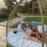 Virginia Da Cunha Instagram - CREADOR O ESCLAVO La energía de estos días amerita compartir algo que aprendí de la sabiduría de la Cosmovisión Andina. La luna nueva en Sagitario nos invita a confiar en lo que sí podemos hacer en vez de preocuparnos por lo que no está. Apostar por lo que soñamos por más alocado que parezca. La existencia es una DECISION, por ello se te invita a que elijas si vives desde la biología o desde la existencia creadora consciente. La vida biológica es una sucesión de programas, de patrones, de identificaciones automáticas a los que estamos confinados a repetir. Hasta que elijas lo contrario; tu vida no es lo que quieres, es fruto de tus identificaciones. Tenes la oportunidad de hacer de tu vida, tu mayor obra. Como en esta foto, yo elijo entre la jaula de lo cómodo conocido o el portal abierto al infinito. Todo tiene que ver conmigo, hacer en mi nombre es elegir vivir más allá de lo externo. Yo ocupo el lugar de creador de mi universo y no de esclavo de los paradigmas imperantes: la ciencia, la economía, la política y la religión. La pregunta no es quién soy sino quién elijo ser.