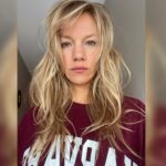 Virginia Da Cunha Instagram - LA EDUCACIÓN QUE NOS NEGARON🎓 La de aprender de nosotros mismos, entender de donde venimos, cual es nuestro lugar y relación con la naturaleza que nos rodea y con el Universo. La Humanidad está completamente desconectada de su espíritu, de su fuente, del ritmo universal… de sus sagrados poderes, del verdadero origen de su enfermedad. Sobran los indicios.. la decadencia de nuestro país, la guerra sin límites, la crisis climática.. bingo. Todo lo que podía hacerse mal, se está haciendo. Las mujeres toman pastillas para reprimir o alterar su ciclo menstrual, su don más milagroso! La atención puesta desmedidamente en lo físico y lo externo.. el pobre trabajo interior que nos hace tan limitados y rígidos. Agresivos, ansiosos, intolerantes, ambiciosos, mediocres. La educación tiene que volver a enseñar lo esencial. Los aborígenes deberían ser nuestros maestros. No los Ceo con mega master mba que no paran de hablar y hablar de algo que no hace más que tapar la carencia que hay. Médicos que no paran de medicar a los pacientes tapando el síntoma sin entender lo que quiere decirnos la enfermedad. Artistas sin libertad que replican el mismo sonido por miedo a buscar su verdad. Líderes políticos con propuestas mentirosas y sin valores, líderes religiosos sosteniendo los pilares de la culpa y el pecado original.. generando pura oscuridad. Un mundo buscando soluciones rápidas, que no entiende que lo que vale la pena, merece profundizar.