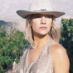 Virginia Da Cunha Instagram - Desde que vivo en Mendoza me he enamorado del Vino y las infinitas maneras de disfrutarlo: en pareja, con amigos, en familia o incluso sola. El vino une.. te une al paisaje que mirás, a la tierra que pisás, a la música que escuchás, las personas con las que hablás.. te une a vos mismo, al presente. Es placer, es fuego, es frescura, alegría y paz; un sagrado y ancestral fruto de nuestra tierra que eleva cada momento. . #elvinonosune
