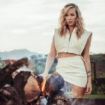 Virginia Da Cunha Instagram - Yo Amo a la Niña que hay en mi, Yo Amo a la Mujer que hay en mi, Yo Amo a la Mujer que es mi Madre, Yo Amo a la Mujer que es mi Abuela. Yo Amo a todas las Mujeres que habitan en mi. . Yo Amo a la Gran Madre y la celebro en sus días. María.. Te agradezco por tu mensaje que hoy me llega tan profundo. Tu eterno vientre como el de cada mujer, está gestando una nueva consciencia. Nos estamos dando a luz a nosotras mismas. Uniendo el masculino y el femenino, la mente y el corazón, uniendo la mente al corazón para trascender la dualidad. Feliz época de Renacimiento! . #virgenmaria #mujermedicina #nuevaconsciencia #renacer