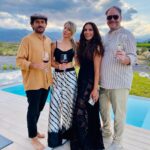 Virginia Da Cunha Instagram - CUMPLIR AÑOS.. DANZAR LA VIDA Qué épico fue volver del mar a mi tierra, en el día que @andyclar_ (la mujer maravilla que ahora además de amiga maestra, es tambien mi vecina) celebró sus 51 años con un encuentro en su casa de Valle de Uco donde su luminosa energía nos envolvió a todos. Entre huertas, pasarelas voladoras, espejos de agua, cuencos, montañas y viñedos, música medicina, vino y delicias sin harina ni azucar; cada uno vivió su propio viaje de celebración a la Vida que se desplegó frente a nuestros ojos de un modo inmenso, armonioso y deslumbrantemente bello. Gracias Andy por compartirnos tu espacio de paz, alegría y abundancia, tu celebración fue un gran agasajo para nosotros. Ahora nos toca expandirlo!