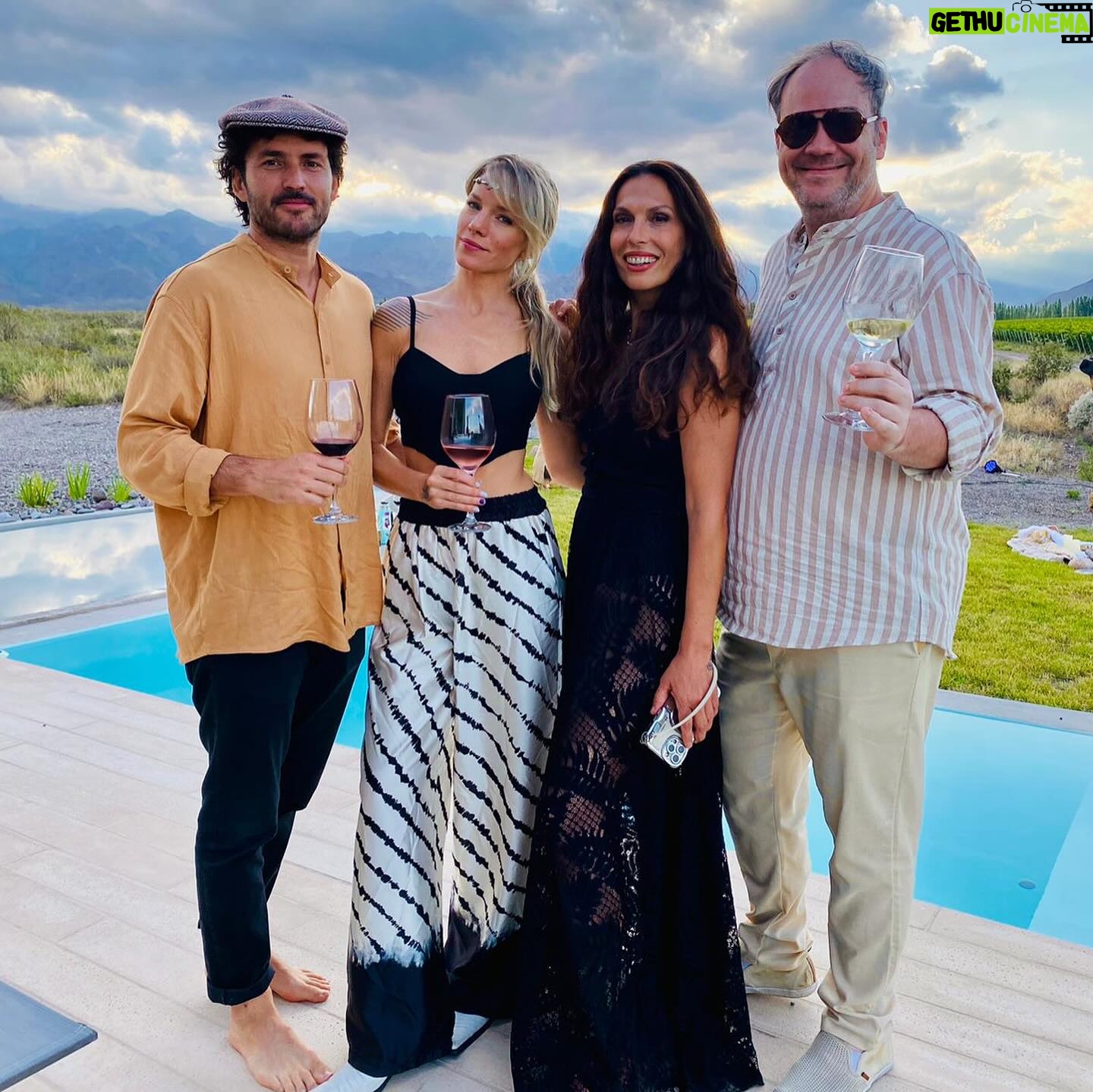 Virginia Da Cunha Instagram - CUMPLIR AÑOS.. DANZAR LA VIDA Qué épico fue volver del mar a mi tierra, en el día que @andyclar_ (la mujer maravilla que ahora además de amiga maestra, es tambien mi vecina) celebró sus 51 años con un encuentro en su casa de Valle de Uco donde su luminosa energía nos envolvió a todos. Entre huertas, pasarelas voladoras, espejos de agua, cuencos, montañas y viñedos, música medicina, vino y delicias sin harina ni azucar; cada uno vivió su propio viaje de celebración a la Vida que se desplegó frente a nuestros ojos de un modo inmenso, armonioso y deslumbrantemente bello. Gracias Andy por compartirnos tu espacio de paz, alegría y abundancia, tu celebración fue un gran agasajo para nosotros. Ahora nos toca expandirlo!