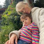 Virginia Da Cunha Instagram - CHAUCITO 👋 Aterricé al alba en Mendoza después de 10 días a puro amor, ternura y travesuras en familia en la hermosísima tierra de Bariloche. Agotada y muy feliz y agradecida por la familia que tengo y el mundo que nos rodea. Ahora intentaré una siestita que en unas horas la Reina del Sunset va a musicalizar los viñedos de Bodega Casarena. Beixinhoss