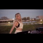 Virginia Da Cunha Instagram - WINE & MUSIC Mis grandes pasiones.. alimento físico y espiritual: el vino y la música. Ambos me llenan, me sensibilizan, me dan placer y me inspiran. Ambos potencian mi conexión con la naturaleza, con las personas.. compartirlos eleva los momentos, nos une. He aprendido mucho del vino y su fertil mundo estos años viviendo en Mendoza y este live set es parte de un nuevo proyecto que lo refleja y anhela expandirlo. Pueden ver el set completo en mi canal de YouTube! Gracias @duriguttiwinemakers por darme el maravilloso espacio y ser mis primeros aliados. Le seguiremos dando un poco más de tiempo, porque lo bueno se espera. Feliz miércoles amigos! . . Hair & Makeup @muchopeluqueria @lucasalvok Outfit @faustinalora . ✨Hijos del Sol Media ✨