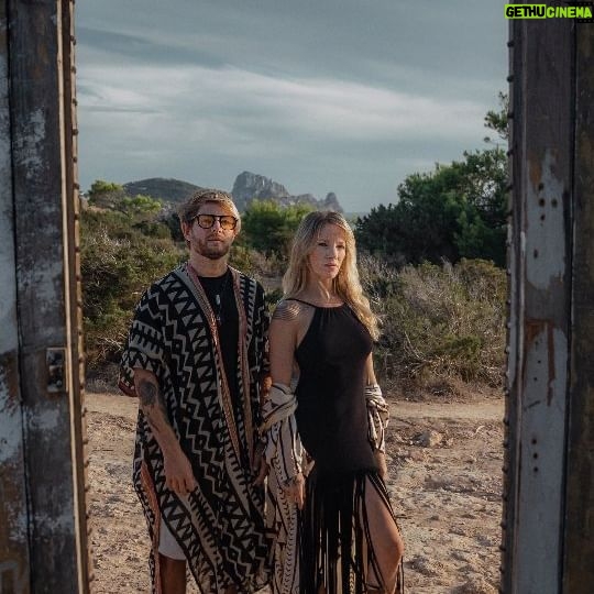 Virginia Da Cunha Instagram - Sudamérica conexión Ibiza ✨ Territorios portales se conectan a través de la energía Kundalini, encendiendo el fuego de quienes estén listxs para expandir ❤️🔥🦅 🎶: @hila.sudamerica @virginiadacunha 🥻: @moon.ibiza 🧲: @vibranto.ibiza 📸: @keosvisuals