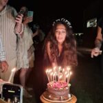 Virginia Da Cunha Instagram - CUMPLIR AÑOS.. DANZAR LA VIDA Qué épico fue volver del mar a mi tierra, en el día que @andyclar_ (la mujer maravilla que ahora además de amiga maestra, es tambien mi vecina) celebró sus 51 años con un encuentro en su casa de Valle de Uco donde su luminosa energía nos envolvió a todos. Entre huertas, pasarelas voladoras, espejos de agua, cuencos, montañas y viñedos, música medicina, vino y delicias sin harina ni azucar; cada uno vivió su propio viaje de celebración a la Vida que se desplegó frente a nuestros ojos de un modo inmenso, armonioso y deslumbrantemente bello. Gracias Andy por compartirnos tu espacio de paz, alegría y abundancia, tu celebración fue un gran agasajo para nosotros. Ahora nos toca expandirlo!