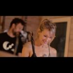 Virginia Da Cunha Instagram - NEED YOU TONIGHT ⚡️ ⚡️ Recuerdo de esta versión nunca ensayada pero muy disfrutada que fue el cierre musical de la entrevista para el programa Rock & Fire. Qué lindo y terapéutico fue volver a estar en una sala de ensayo! Para el que se la perdió, les dejo este fragmento y el resto lo encuentran en su canal de YouTube. Bueno.. ya estoy en Mendoza, me voy a barrer las toneladas de tierra que el zonda me dejo en mi casita, besi! 😘