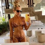 Virginia Da Cunha Instagram - CUERPO DE MUJER, SABIDURIA DE MUJER Hace tiempo siento un enojo generalizado en muchas de las mujeres con las que hablo de cualquier parte del mundo. Algo totalmente inevitable y necesario después de miles de años de silencio y dolor ante el sometimiento, la violencia, la menospreciacion, burla y aniquilación de nuestra naturaleza . Por el simple hecho de ser mujeres y llevar el don de la creación en nuestro cuerpo y espíritu. Es como si el dolor acumulado de todas las ancestras que somos hubiera llegado al punto de erupción. Y lo mismo está pasando con la Tierra. Las madres del Universo están enfermas. El llamado no escuchado nos pone a todos en peligro de extinción; el modo en que está funcionando nuestra sociedad es perjudicial tanto para hombres como para mujeres. Sintiendo este enojo y frustración en mi, he usado mis enfermedades como guía para responder de una manera distinta. Entiendo que si actúo compitiendo, culpando y atacando estoy alimentando aún mas este adictivo sistema del cual todos somos víctimas. Para recuperar la salud física y emocional las mujeres podemos contar con la sabiduría de nuestro cuerpo; podemos reconocer, honrar y agradecer las mujeres de nuestro linaje, y soltar la carga que no nos pertenece para despertar nuestros propios dones y crear un camino en profunda libertad. Podemos recuperar la sabiduría del ciclo menstrual sintonizando con nuestra naturaleza cíclica y celebrándola como una fuente de poder femenino. Empece un curso llamado “Mujer Medicina” y los cambios son milagrosos. Conectar con mi sagrado femenino me ha llenado de vitalidad, armonía, claridad, creatividad y una intuición sobrenatural. Los insoportables dolores que tenia estan desapareciendo! Siento plena gratitud y ganas de expandirlo. Las invito a transitar este maravilloso camino de despertar conmigo.